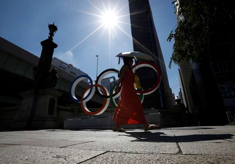 Mulher se protege do sol em frente aos anéis olímpicos em Tóquio
05/08/2019
REUTERS/Issei Kato