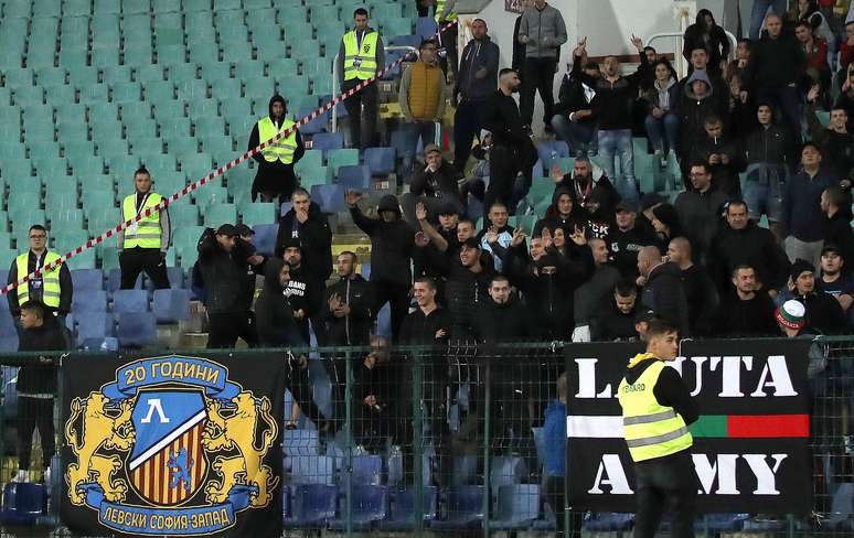 Torcedores da Bulgária fazem saudações nazistas durante jogo com a Inglaterra em Sófia
14/10/2019
Action Images via Reuters/Carl Recine