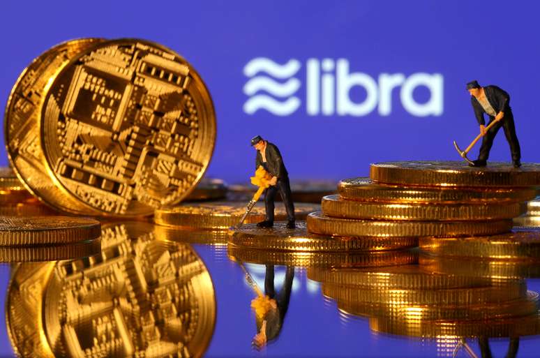 Figuras de brinquedo são fotografadas em representação da moeda virtual Libra, do Facebook. 21/6/2019. REUTERS/Dado Ruvic
