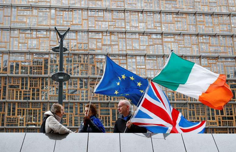 Manifestantes anti-Brexit protestam em frente à Comissão Europeia em Bruxelas
11/10/2019
REUTERS/Francois Lenoir