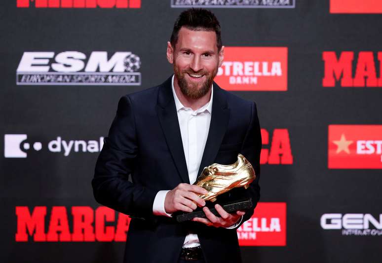 Messi posa com Chuteira de Ouro em Barcelona
16/10/2019 REUTERS/Albert Gea 