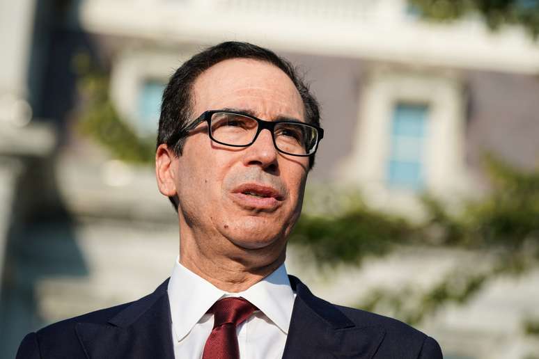 O secretário do Tesouro dos EUA, Steven Mnuchin, responde a perguntas da imprensa após uma entrevista na CNBC no gramado norte da Casa Branca, em Washington, EUA. 12/09/2019. REUTERS/Sarah Silbiger