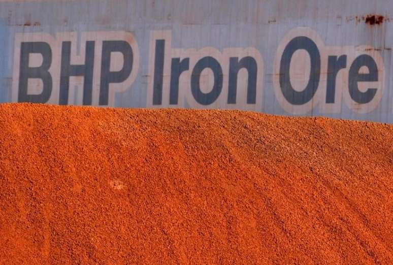 Letreiro da BHP e pilha de minério de ferro nas instalações da empresa em Port Hedland, Austrália 
30/05/2008
REUTERS/Tim Wimborne