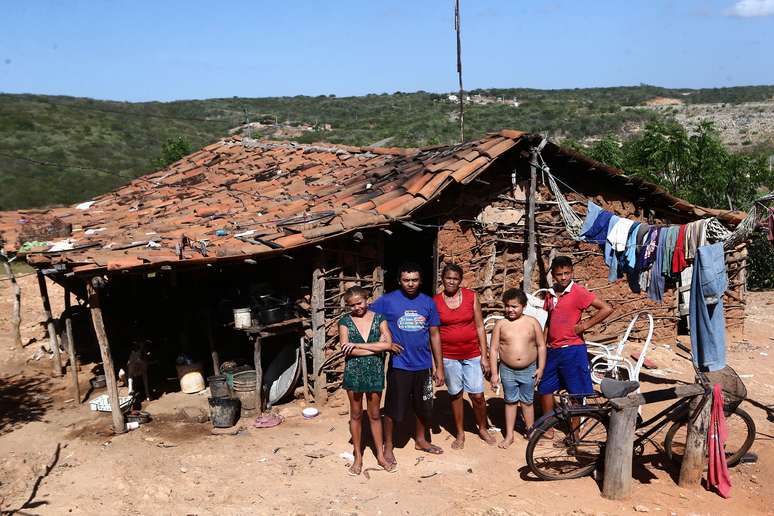 Família na região onde vive em Senador Pompeu (CE)