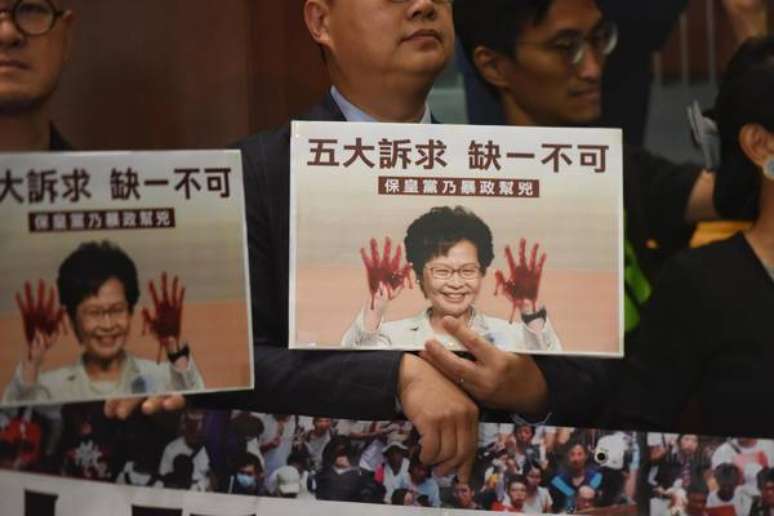 Protesto contra a governadora de Hong Kong, Carrie Lam, no Parlamento local