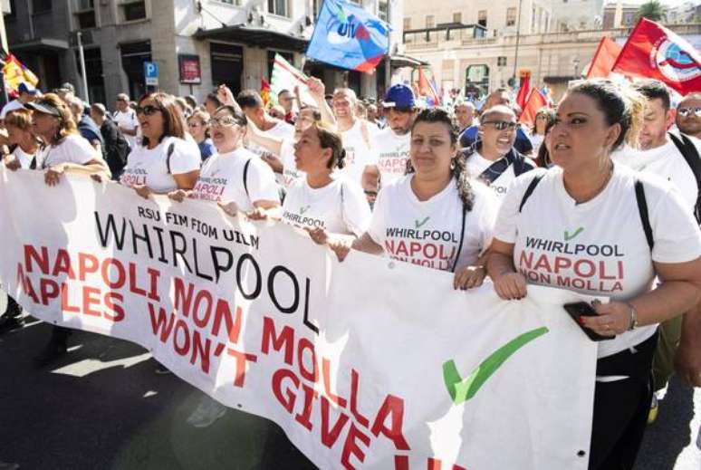 Protesto de trabalhadores da Whirlpool em Nápoles, sul da Itália