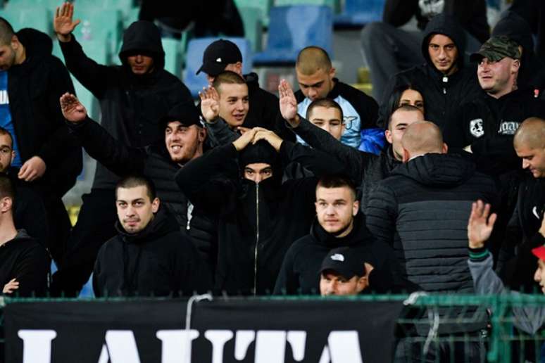 Torcedores búlgaros insultaram os jogadores negros da Inglaterra (Foto: AFP)