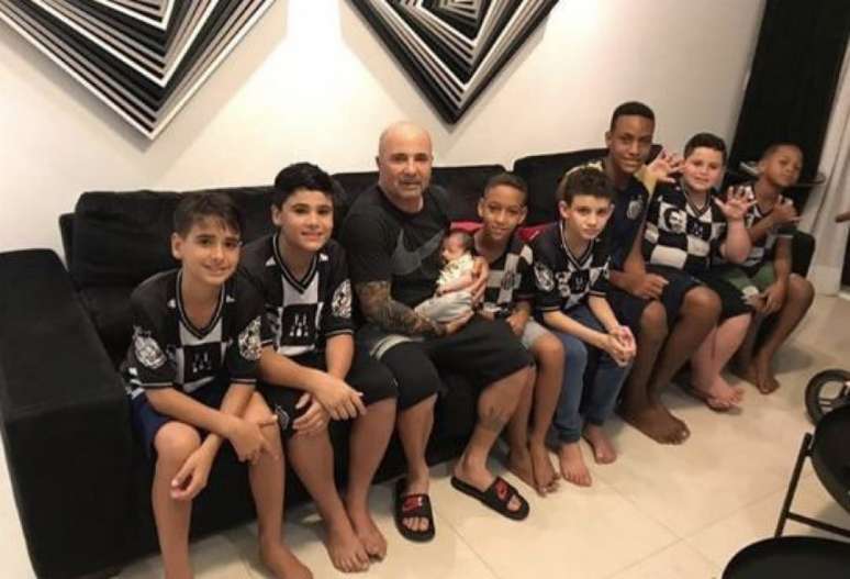 Meninos que assistem aos treinos nas árvores do CT Rei Pelé conhecem filho de Sampaoli (Foto: Reprodução)