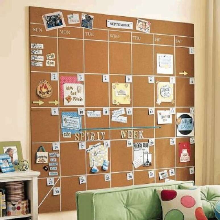 16. Monte um calendário na parede com o auxílio de um quadro de cortiça grande. Fonte: Pinterest