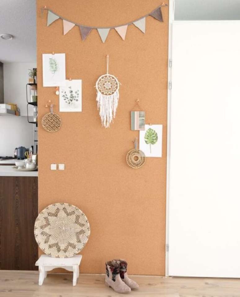 18. A parede do ambiente recebeu como revestimento um quadro de corti&ccedil;a grande. Fonte: Pinterest