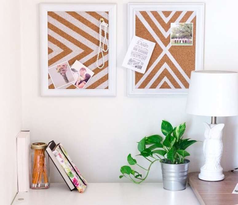 21. Ambiente com quadro de corti&ccedil;a serve para fixa&ccedil;&atilde;o de fotos e artigos decorativos. Fonte: Pinterest