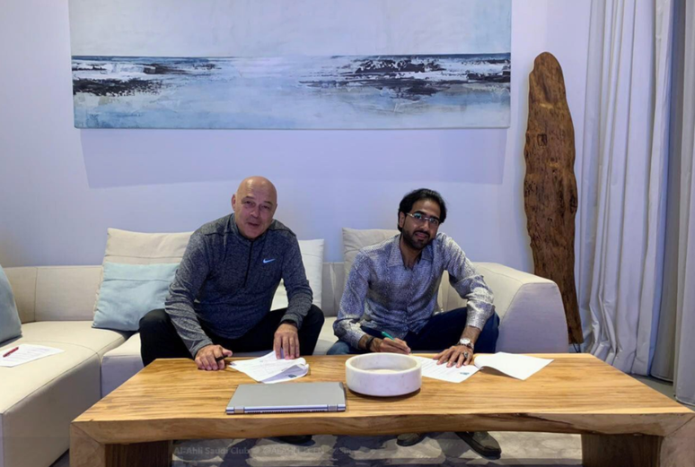 Christian Gross assinou com o Al-Ahli na tarde desta quarta-feira (Foto: Reprodução/Twitter)