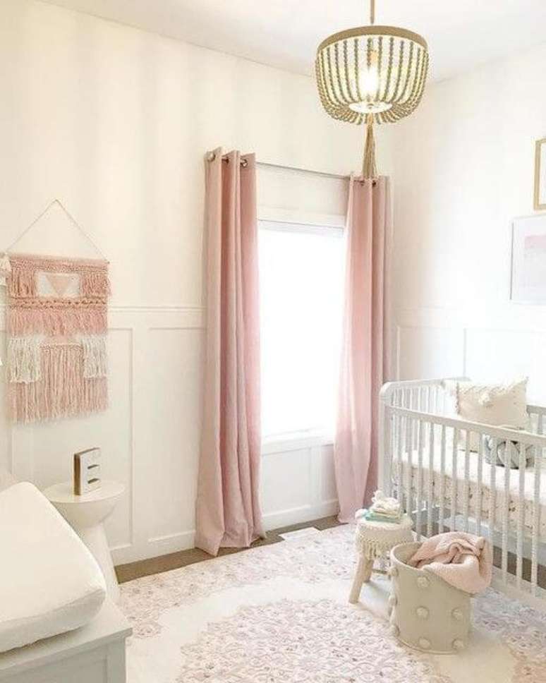77. O quarto de beb&ecirc; rosa e branco &eacute; delicado e lindo &ndash; Por: Potterybarn Kids