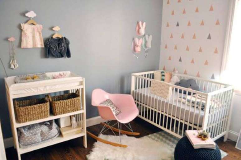 4. Decora&ccedil;&atilde;o de quarto de beb&ecirc; rosa e cinza com cadeira rosa para quarto &ndash; Por: Comprando meu ap&ecirc;