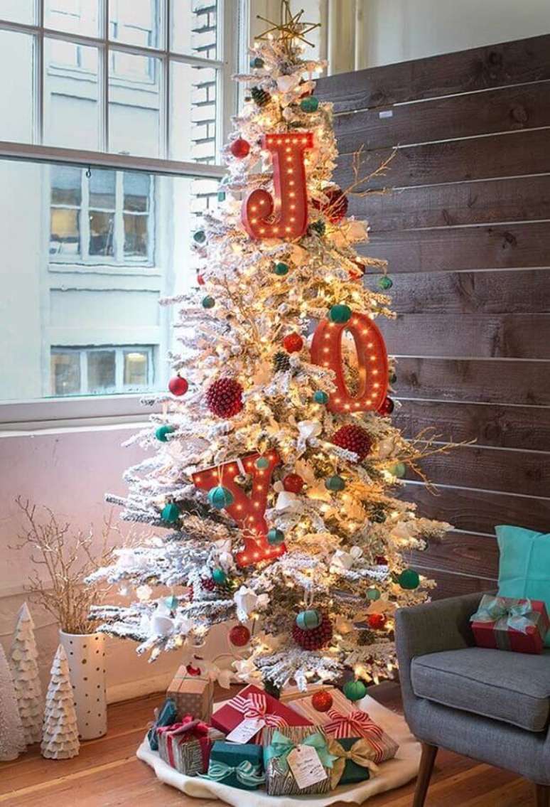 14. Decoração diferentes com enfeites de árvore de Natal branca e grande – Foto: Pinterest