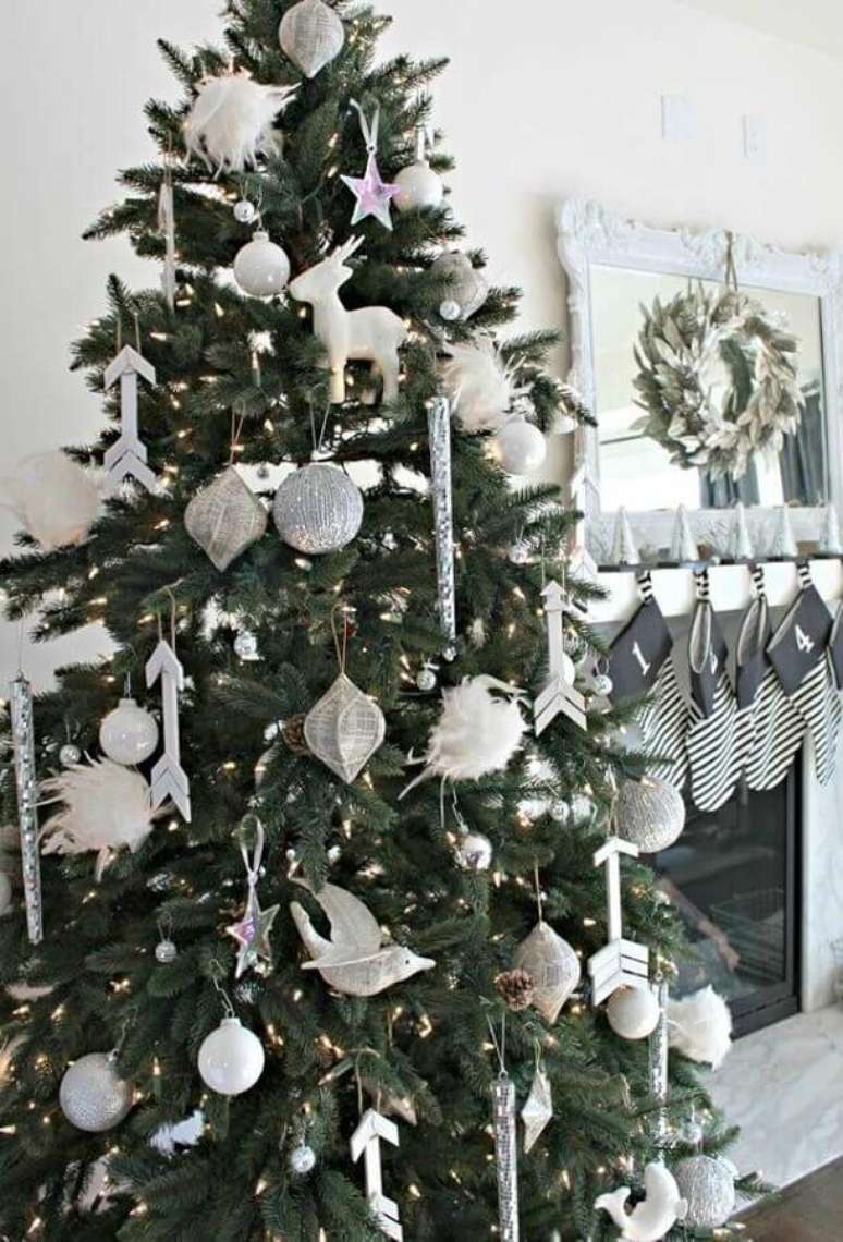 15. Decoração clean com enfeites prata para árvore de Natal – Foto: Ideias Decor