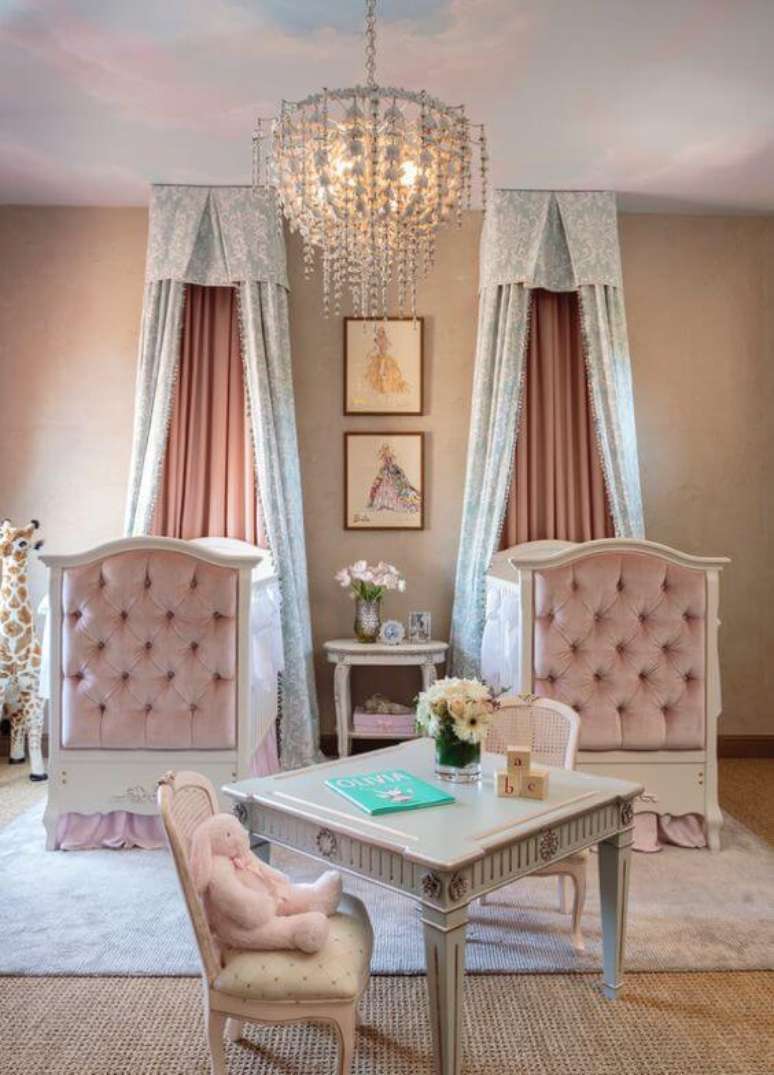18. Decora&ccedil;&atilde;o de quarto de beb&ecirc; rosa com ber&ccedil;os estofados de veludo &ndash; Por: Revista VD