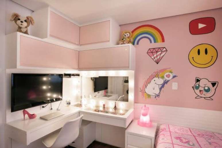20. Decora&ccedil;&atilde;o de quarto rosa para meninas, com adesivos criativos na parede &ndash; Por: Katiallaneli