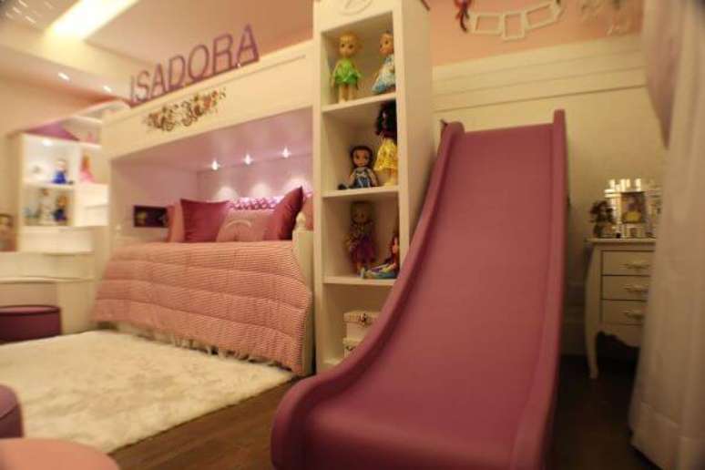 21. Decora&ccedil;&atilde;o de quarto rosa de menina com escorregador &ndash; Por: Andrea Bento