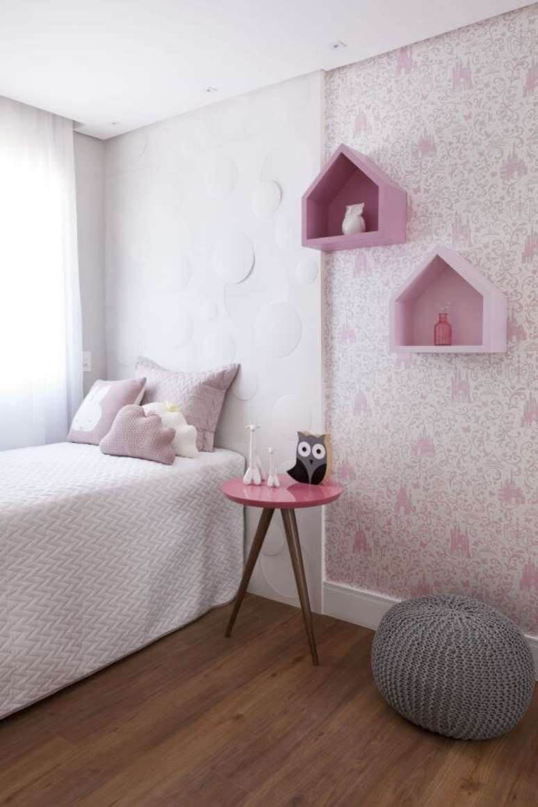 22. Quarto de menina rosa claro com papel de parede estampado &ndash; Por: Barbara Dundes