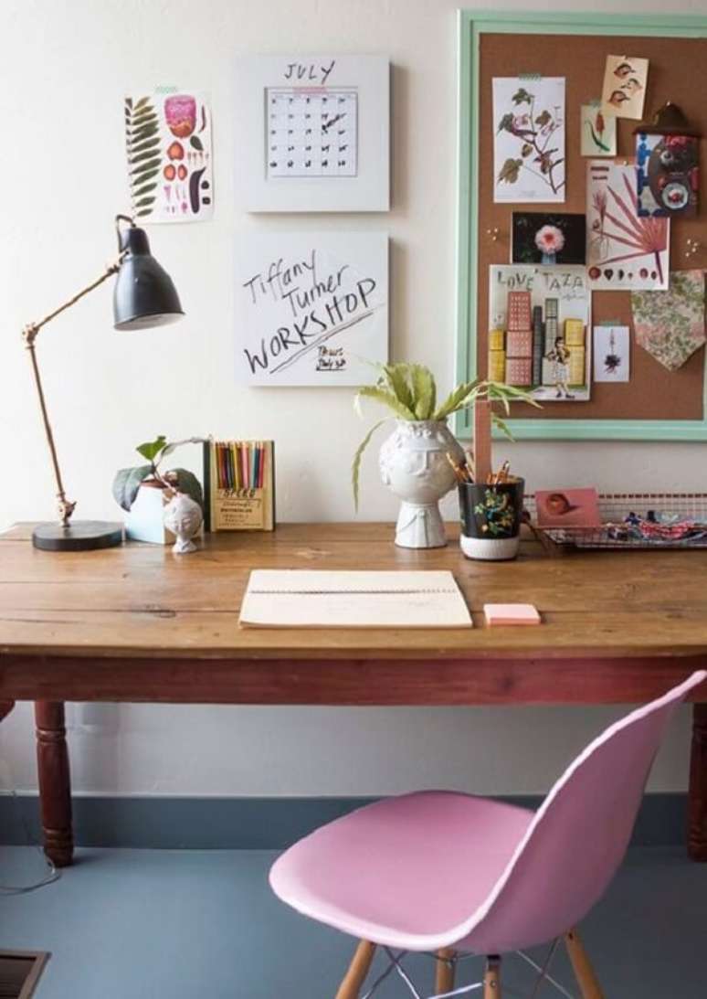 27. Decoração minimalista com mesa de madeira e quadro de cortiça na parede. Fonte: Pinterest