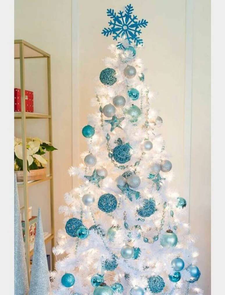 17. Para dar um toque leve na decoração invista na cor azul para o kit enfeites para árvore de Natal – Foto: Decoration For Home