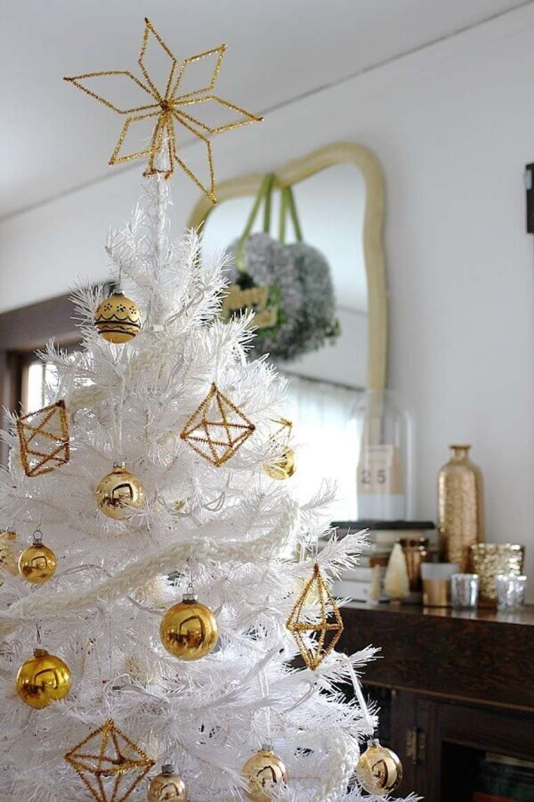6. Estrelas são enfeites de árvore de Natal perfeitos para decorar o topo – Foto: Smile And Wave