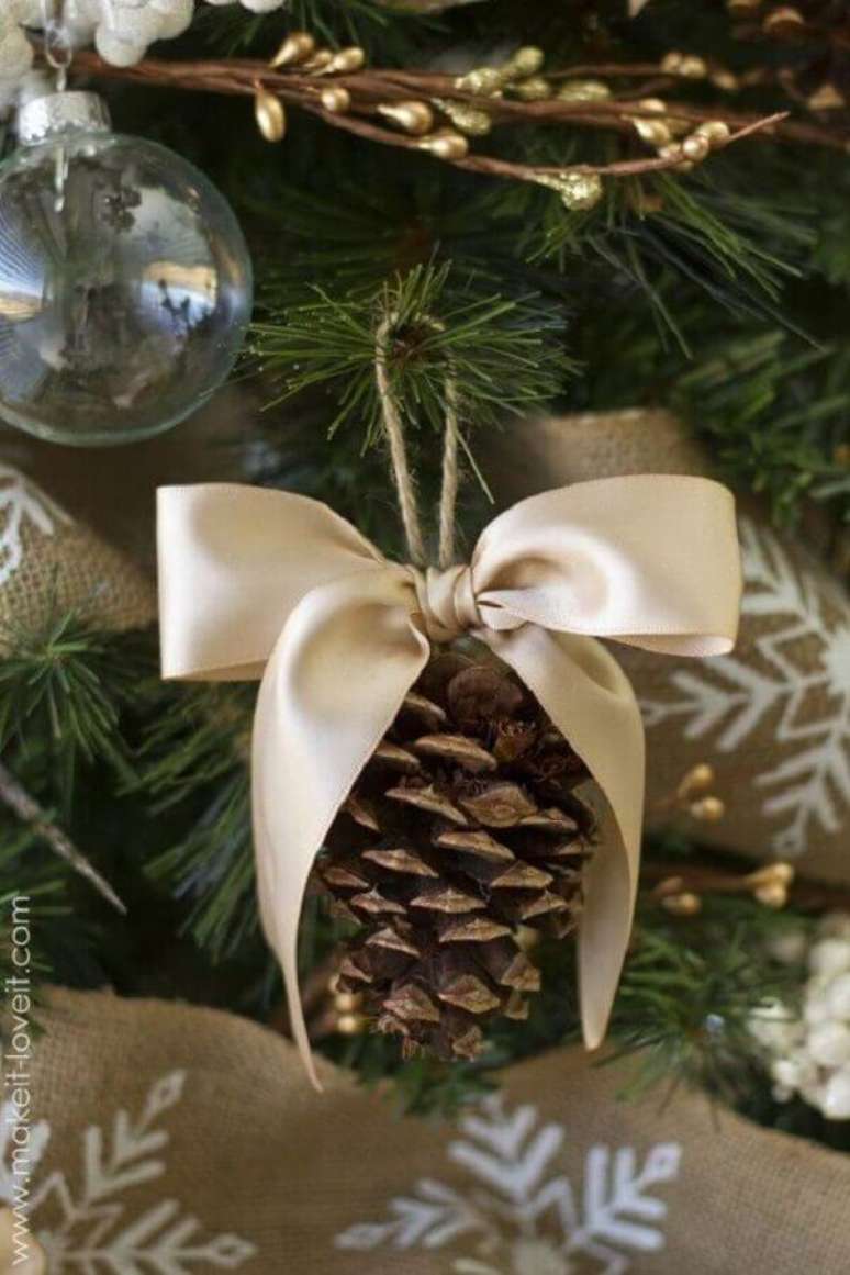 5. Pinhas ajudam a dar um acabamento especial com enfeites para árvore de Natal – Foto: My Amazing Things