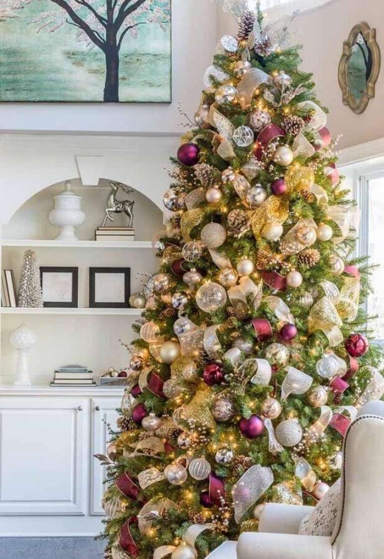 18. Linda decoração com vários enfeites de árvore de Natal com fitas e bolas – Foto: Archzine
