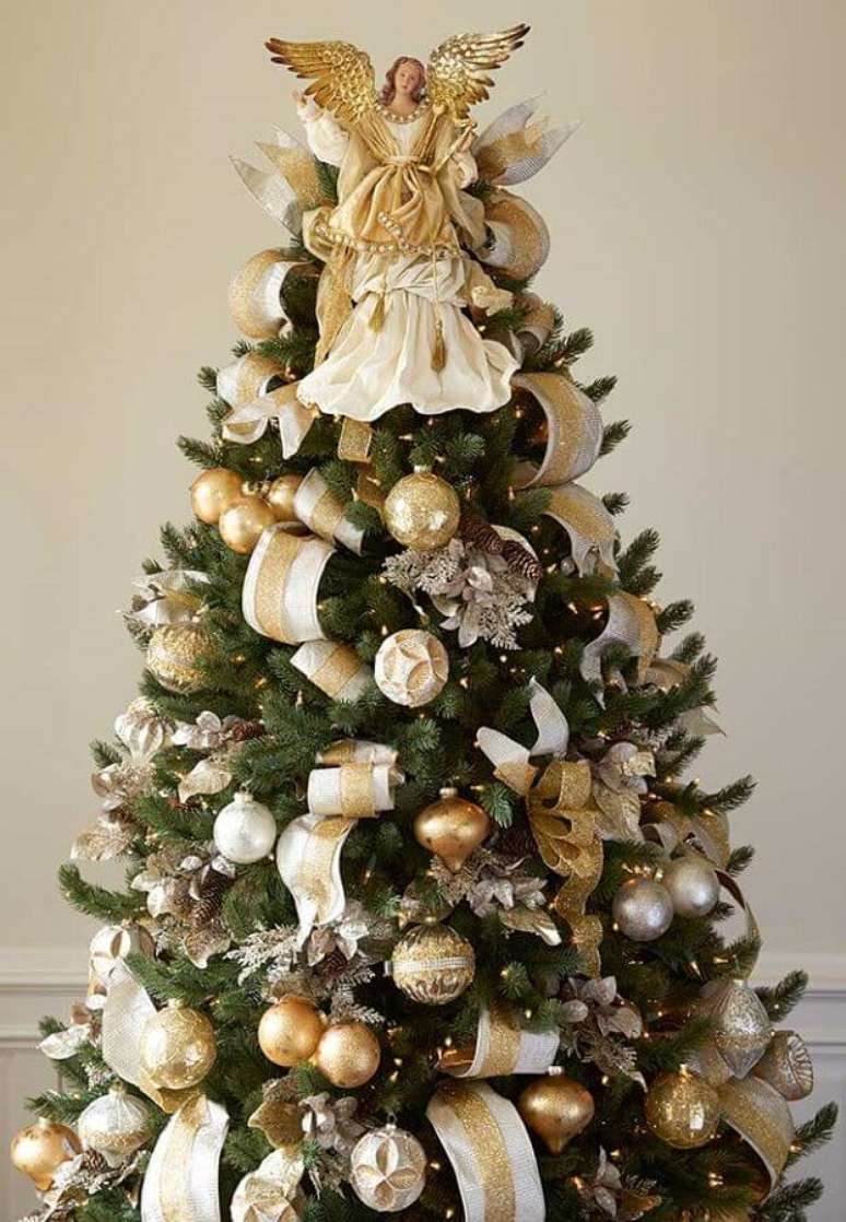21. Anjos também são usados como enfeites de árvore de Natal em destaque no topo – Foto: House Decoration