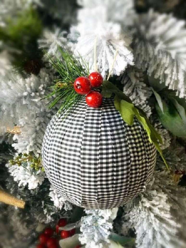 22. Que tal personalizar a sua bola natalina e investir em enfeites para árvore de Natal artesanal – Foto: Etsy