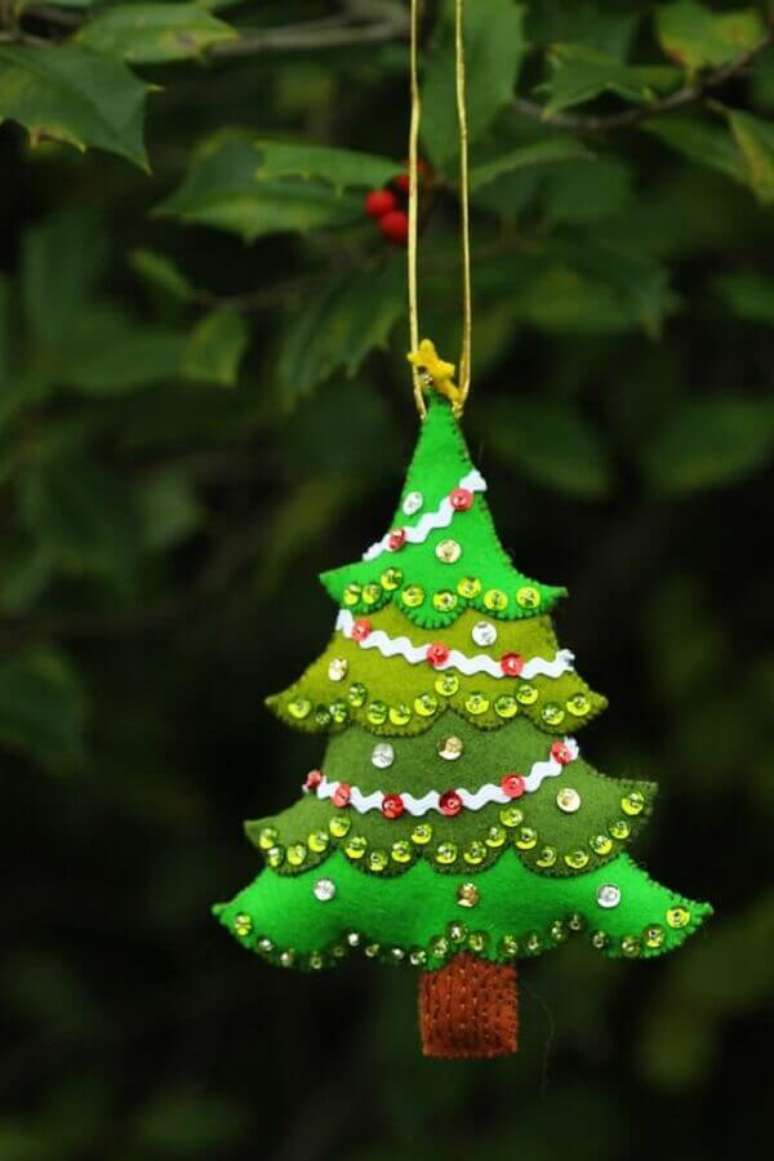 23. Para quem tem habilidades manuais é muito legal fazer seus próprios enfeites para árvore de Natal artesanal – Foto: Pinterest