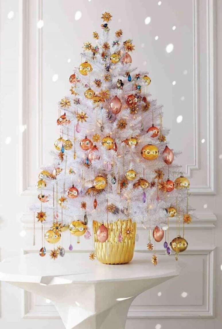 24. Escolha um kit enfeites para árvore de Natal que ganhe destaque na decoração – Foto: Martha Stewart