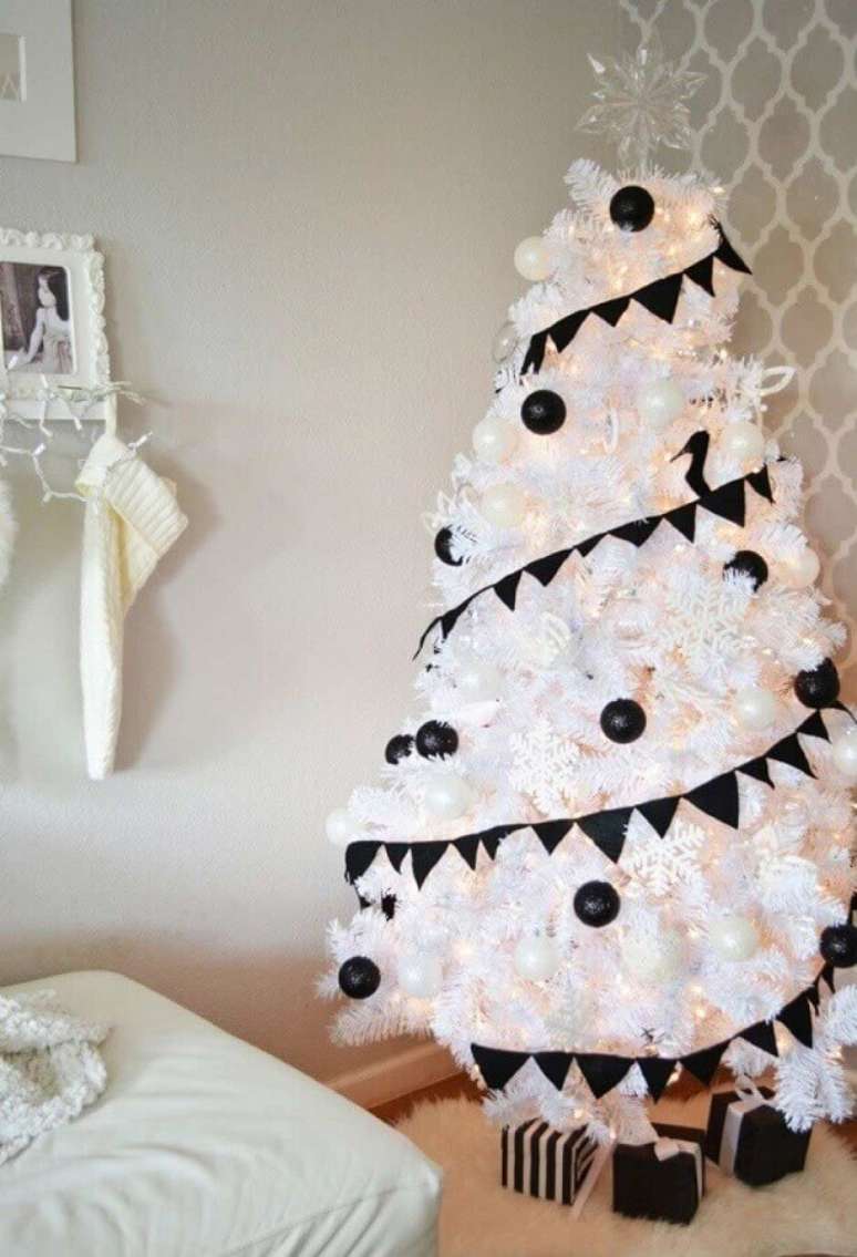 25. Decoração moderna para árvore branca com kit enfeites para árvore de Natal com bolas pretas – Foto: OBSiGeN