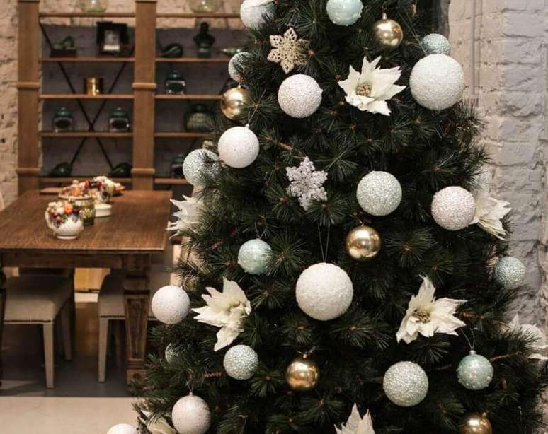 27. Flores também podem fazer parte do seu kit enfeites para árvore de Natal – Foto: DekorMyHome