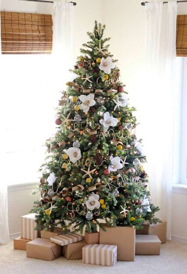 28. Decoração diferentes com pinhas e flores como enfeites de árvore de Natal – Foto: OBSiGeN
