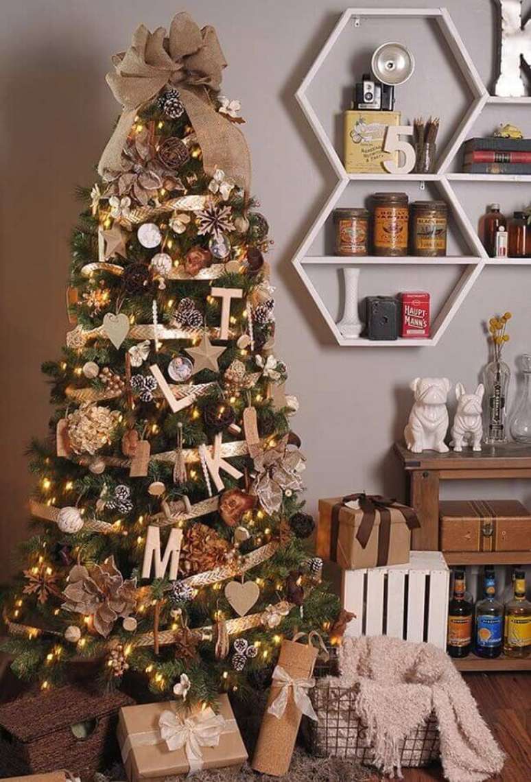 31. Linda decoração com enfeites de árvore de Natal – Foto: Pinterest