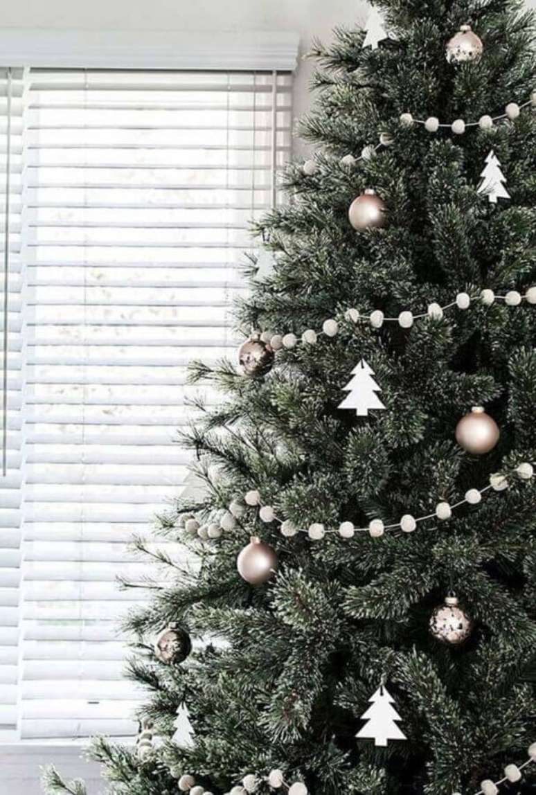32. Os enfeites de árvore de Natal podem mudar todo o estilo de decoração – Foto: We Heart It