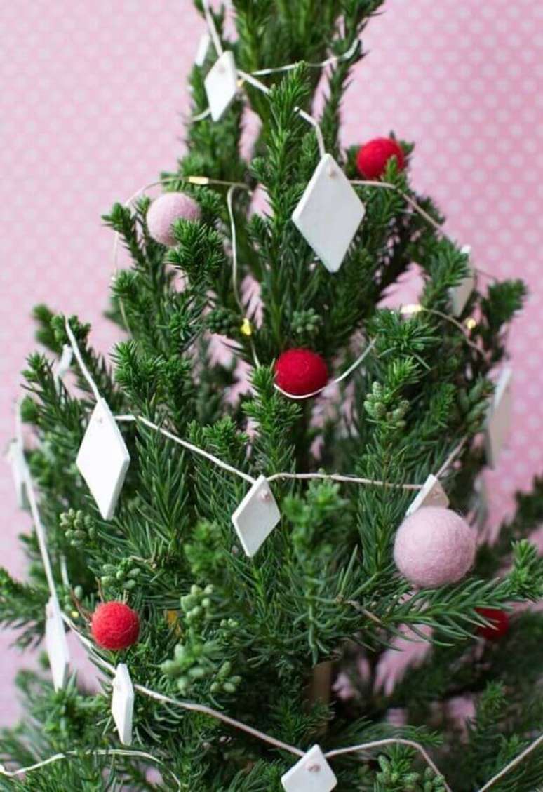 35. Decoração simples com enfeites de árvore de Natal – Foto: OBSiGeN