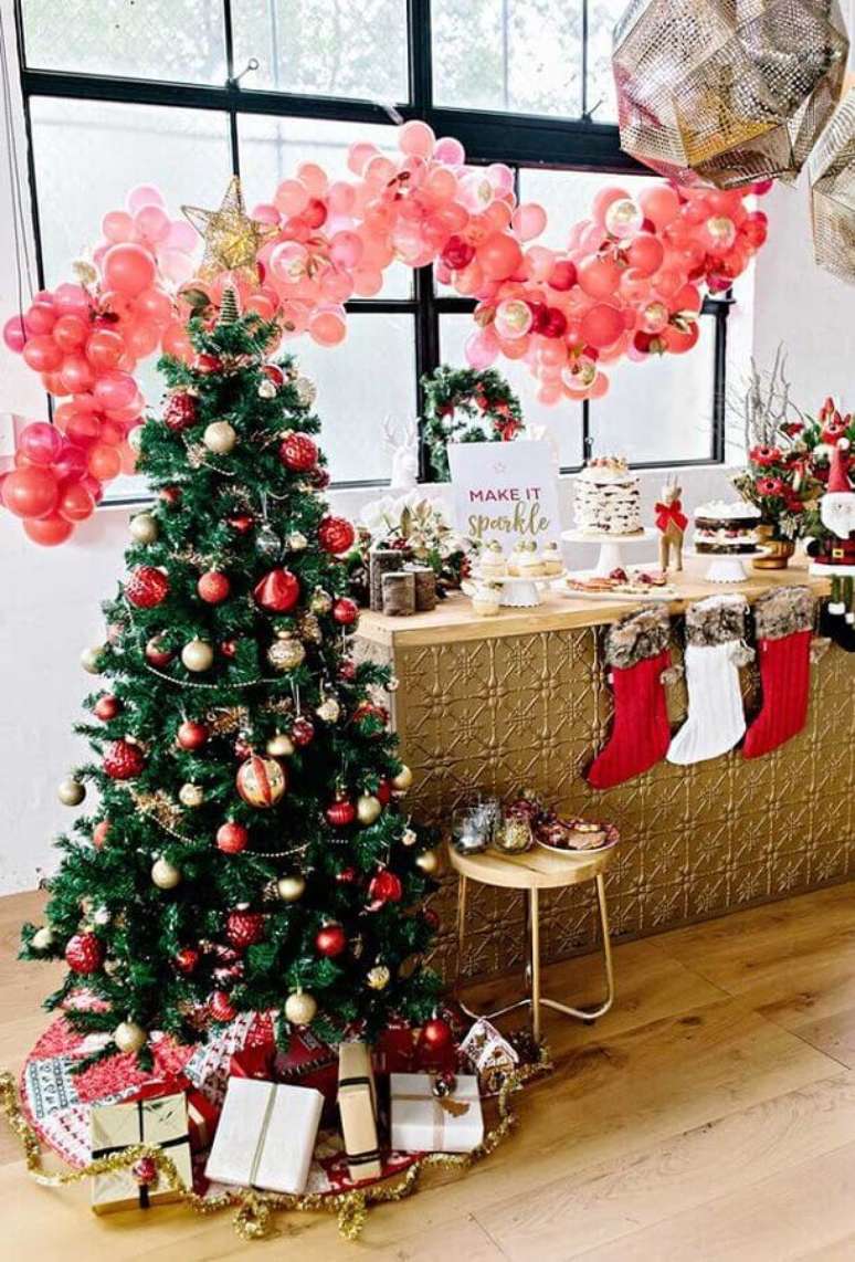 37. Enfeites para árvore de Natal com decoração tradicional – Foto: Party With Lenzo