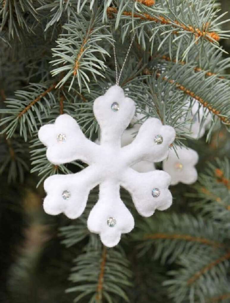 38. Flocos de neve como enfeites para árvore de Natal em feltro – Foto: Etsy