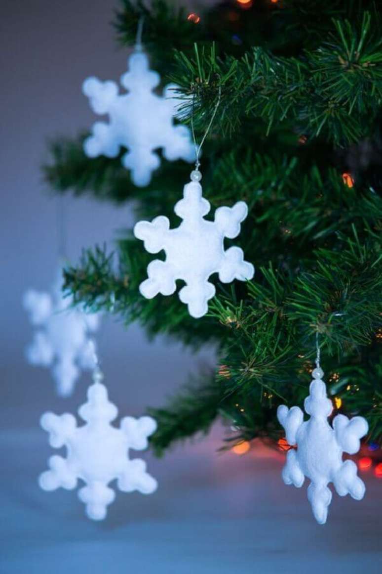 39. Flocos de neve dão um toque delicado para a decoração com enfeites para árvore de Natal – Foto: MiniMom’s Toys