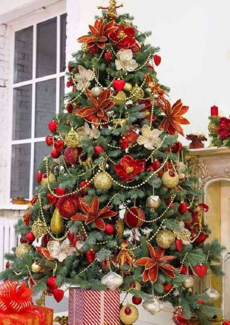 40. Flores e bolas natalinas no kit enfeites para árvore de Natal – Foto: Pinterest