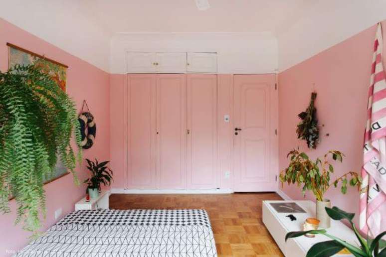 25. Guarda roupa rosa e branco com plantas no ambiente &ndash; Por: Historias de casa