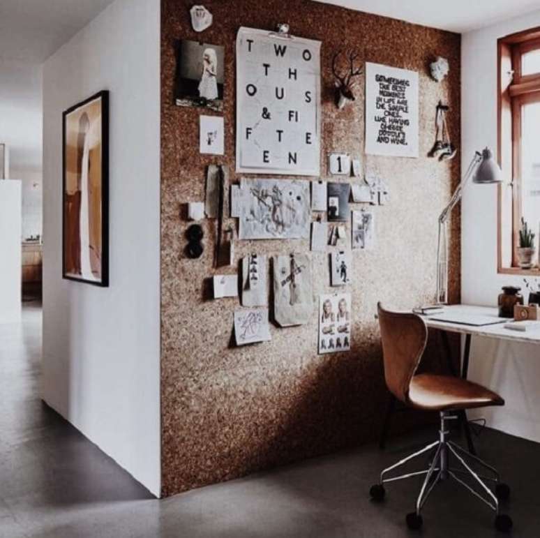 1. Home office com quadro de cortiça grande auxilia na fixação de fotos e elementos decorativo. Fonte: Pinterest