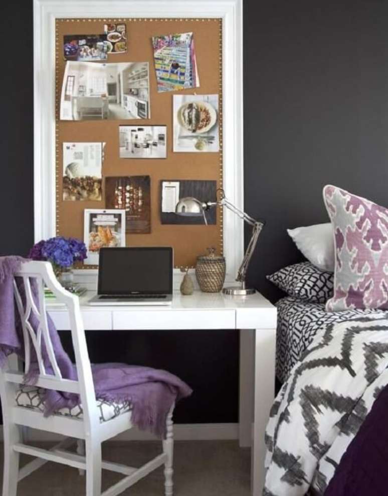 30. Mini espaço de trabalho com quadro feito de cortiça na parede. Fonte: Pinterest