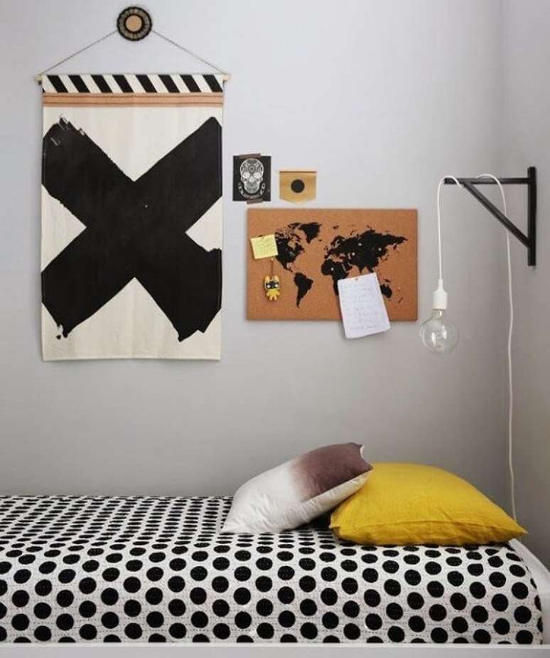31. Mini quadro de cortiça fixada na parede do quarto. Fonte: Pinterest