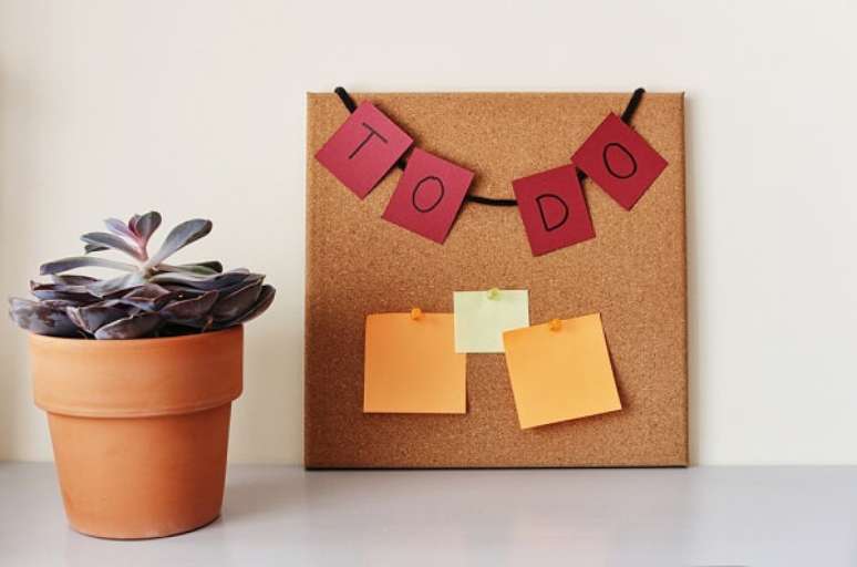 32. Mini quadro de corti&ccedil;a posicionado sobre o m&oacute;vel. Fonte: Pinterest