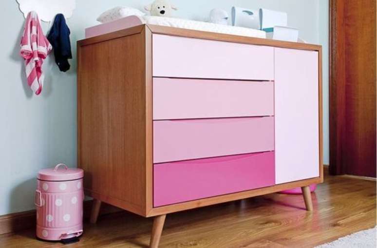 26. Os m&oacute;veis tamb&eacute;m s&atilde;o lindos na cor rosa &ndash; Por: Pinterest
