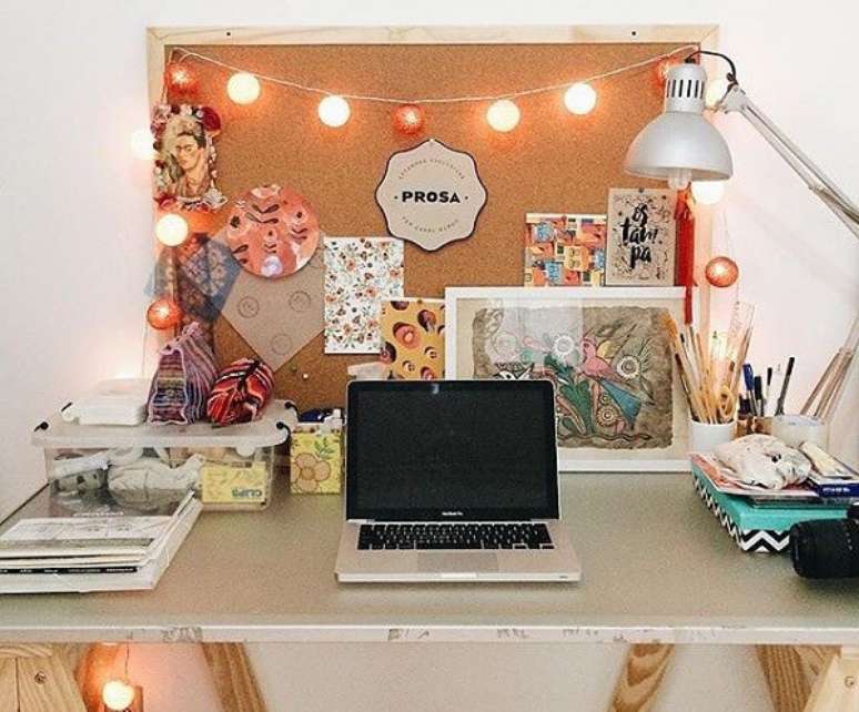 34. Bancada de trabalho com quadro de corti&ccedil;a iluminado com pisca-pisca. Fonte: Pinterest